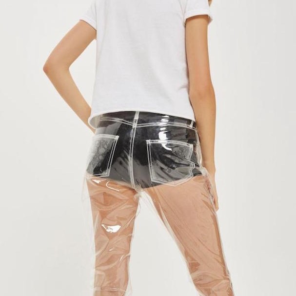 Calça jeans de plástico faz sucesso e esgota em vendas (Foto: Divulgação)