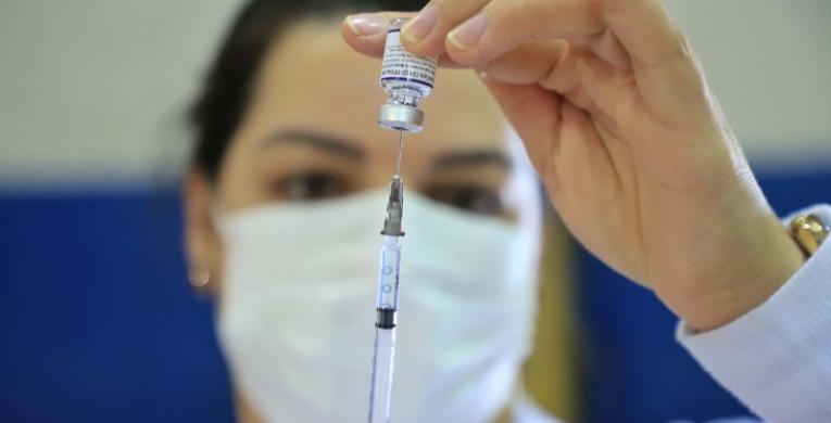 Um ano após início da vacinação, PR tem mais de 70% da população completamente imunizada